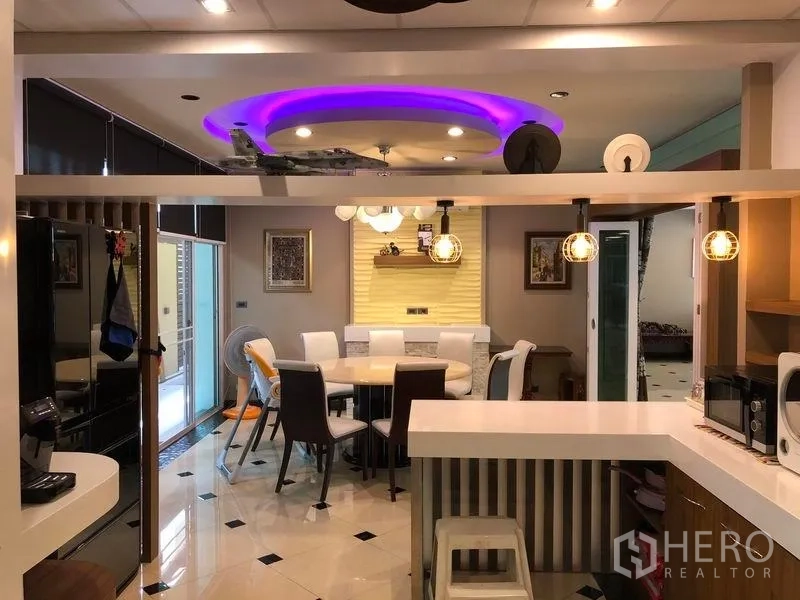 บ้าน ขายในWang Thonglang, Bangkok - โซนทานอาหารโต๊ะกลม เพดานเล่นไฟ มองเห็นครัว