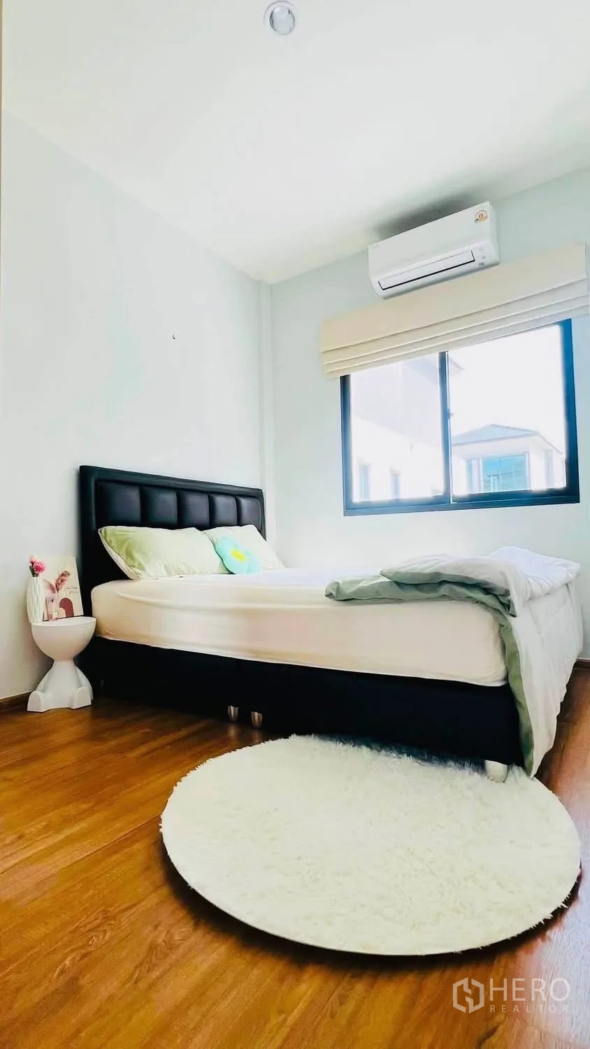 ทาวน์เฮาส์ for rent in Bang Phli, Samut Prakan - ห้องนอนสว่าง พื้นไม้ เตียง เครื่องปรับอากาศ และหน้าต่าง