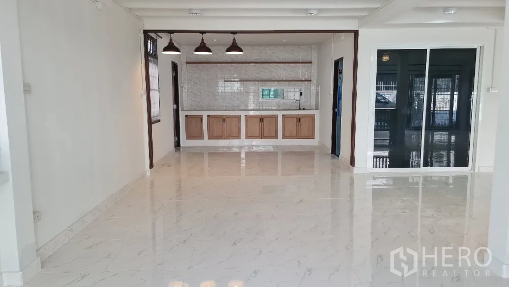 บ้านเดี่ยว for rent in Lat Phrao, Bangkok - ครัวไทยปิดแยก ผนังกระเบื้อง พร้อมเคาน์เตอร์บิวท์อิน อ่างล้างจาน และตู้ไม้
