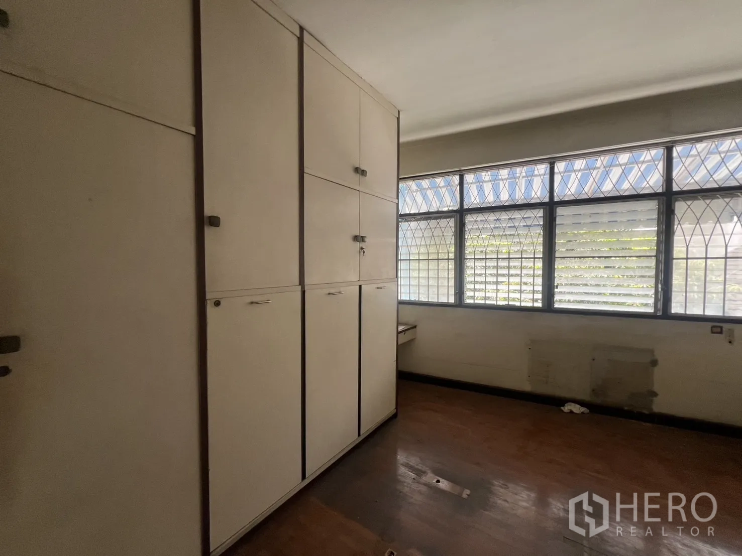 อาคารพาณิชย์ ให้เช่าในWatthana, Bangkok - ห้องมีตู้บิวท์อินและหน้าต่างติดเหล็กดัด