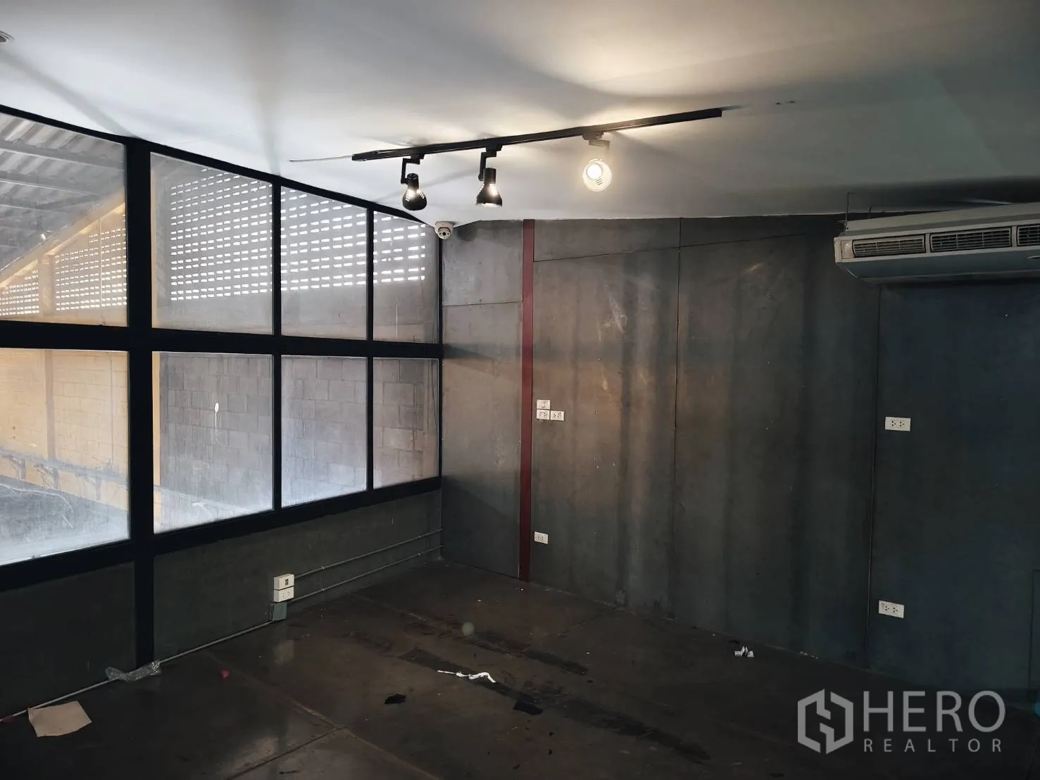 คลังสินค้า ให้เช่าในKhlong Toei, Bangkok - ห้องออฟฟิศมุมกระจกบานใหญ่ ไฟราง และพื้นเงาสีเข้ม