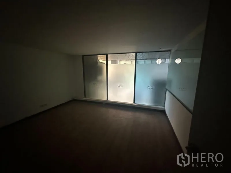 Office Space for rent in Khlong Toei, Bangkok - Dim meeting room with large frosted windows allowing filtered daylight across the space.