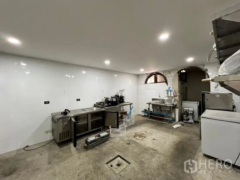 อาคารพาณิชย์ ให้เช่าในWatthana, Bangkok - ห้องหลังบ้านกรุกระเบื้องสีขาว มีซิงก์ เคาน์เตอร์สเตนเลส และอุปกรณ์.