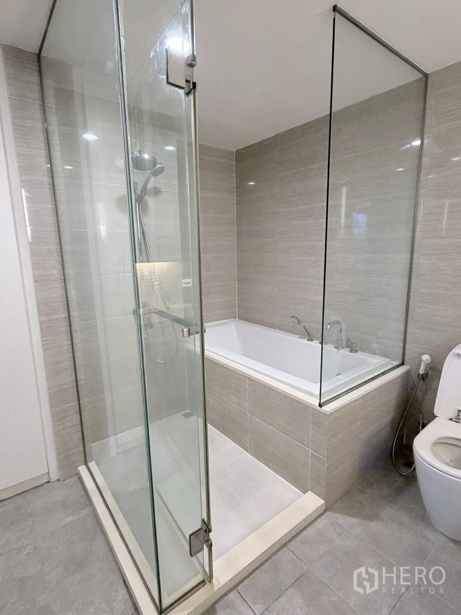คอนโด for rent in Watthana, Bangkok - ห้องน้ำโมเดิร์นพร้อมตู้ชาวเวอร์กระจก อ่างอาบน้ำ และโถสุขภัณฑ์