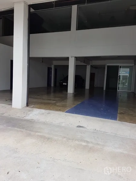 สำนักงานที่บ้าน ขายในKhlong Toei, Bangkok - พื้นที่จอดรถ/โหลดของชั้นล่างใต้ตัวอาคาร