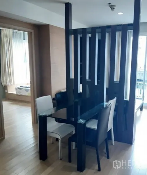 คอนโด ให้เช่าในKhlong Toei, Bangkok - มุมทานอาหารพร้อมโต๊ะกระจกและเก้าอี้ ข้างฉากกั้นตกแต่ง