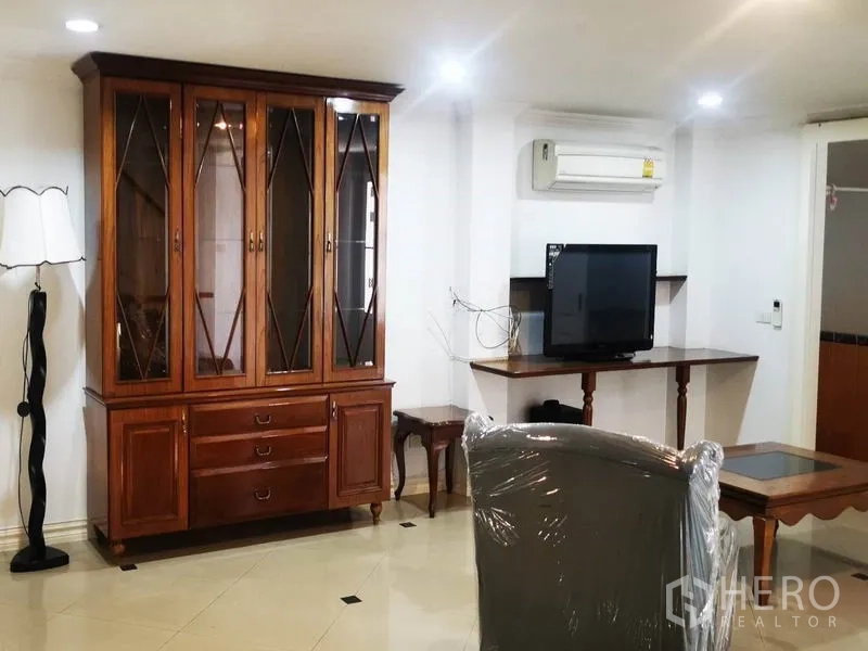 独立式住宅 出租在Mueang Samut Prakan, Samut Prakan - 起居区配木质展示柜、电视与分体空调