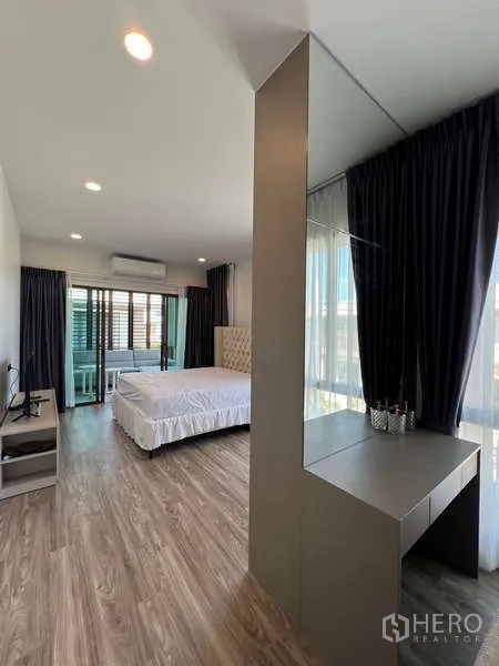 Detached House for rent in Bang Kapi, Bangkok - Spacious master suite with dressing area, large windows and blackout curtains.