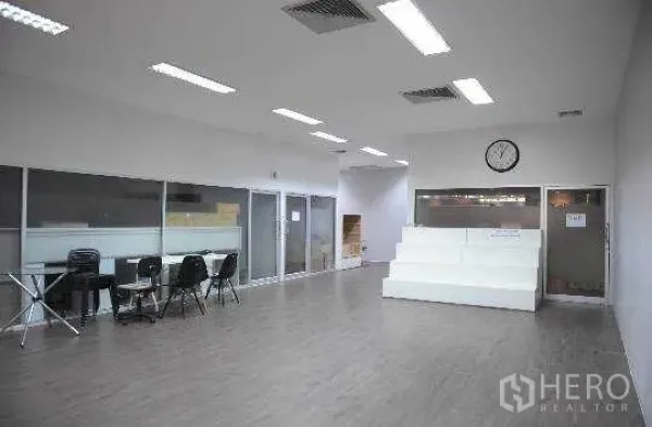 สำนักงาน ให้เช่าในKhlong Toei, Bangkok - โถงสำนักงานโล่ง พื้นลายไม้ ไฟฝังฝ้า และผนังกระจกกั้นพื้นที่