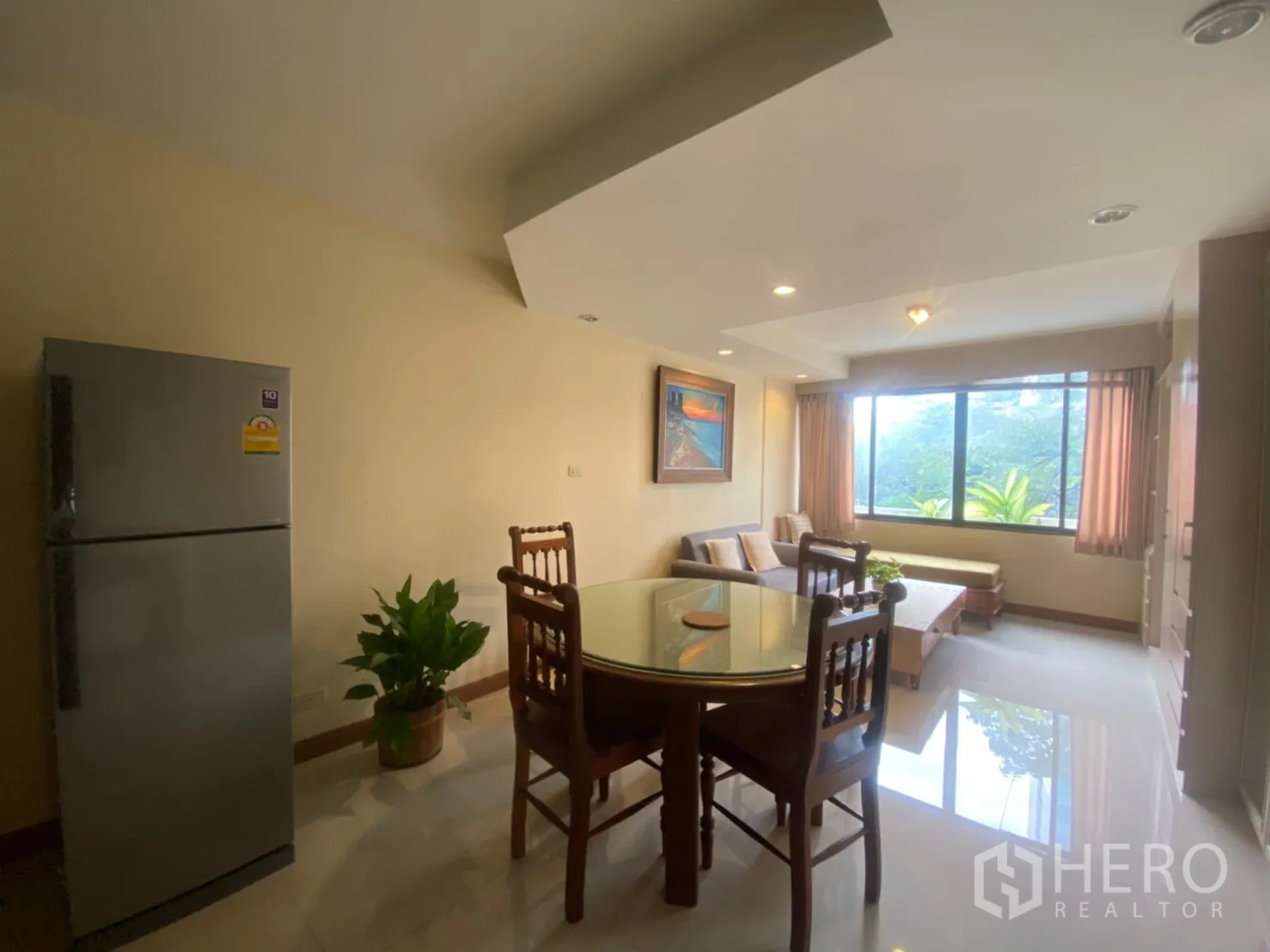 คอนโด ให้เช่าในPhaya Thai, Bangkok - มุมทานอาหารโต๊ะกลมกระจก มองเห็นวิวต้นไม้ผ่านหน้าต่างบานกว้าง