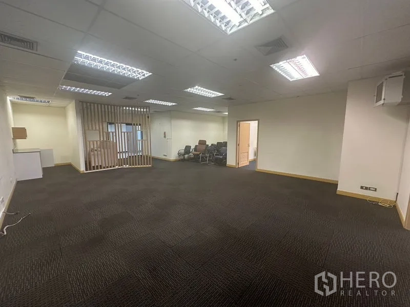 办公空间 出租在Bang Na, Bangkok - 宽敞办公区，木质格栅隔断与堆放的座椅。