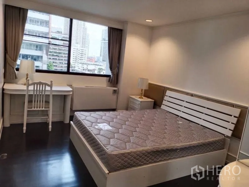 公寓 出租在Sathon, Bangkok - 次卧带靠窗书桌，窗外可见城市天际线。