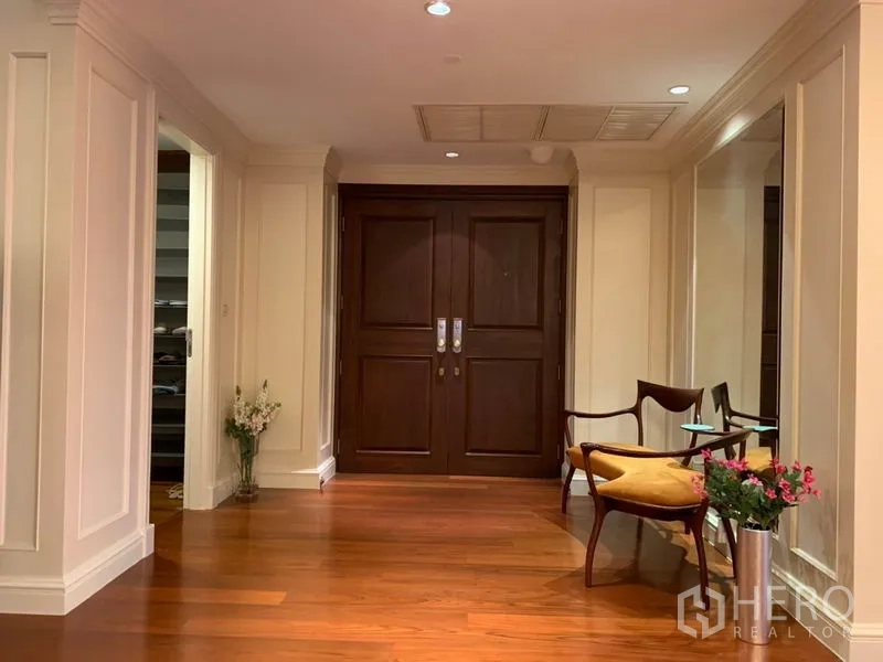 คอนโด ให้เช่าหรือขายในWatthana, Bangkok - โถงทางเข้าแบบหรู ประตูไม้บานคู่ ม้านั่ง และกระจกผนัง