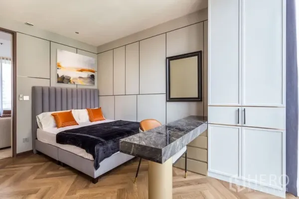 คอนโด ให้เช่าในKhlong Toei, Bangkok - ห้องนอนตกแต่งหรู หัวเตียงบุนวม ตู้บิลท์อิน และโต๊ะท็อปหินอ่อน