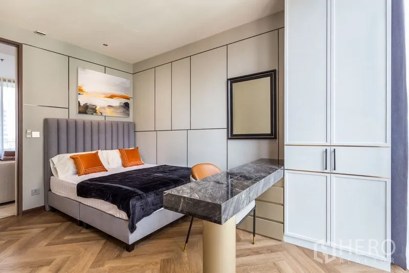 คอนโด ให้เช่าในKhlong Toei, Bangkok - ห้องนอนตกแต่งหรู หัวเตียงบุนวม ตู้บิลท์อิน และโต๊ะท็อปหินอ่อน