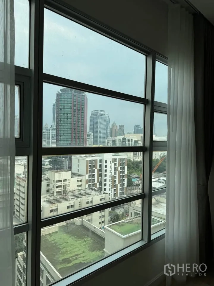 คอนโด for rent in Ratchathewi, Bangkok - วิวสกายไลน์กรุงเทพฯ ผ่านหน้าต่างห้องนอนบานใหญ่