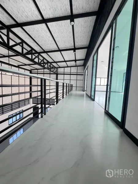 货栈 出售在Lam Luk Ka, Pathum Thani - 夹层走道临玻璃隔间，上方为保温钢桁架屋顶。