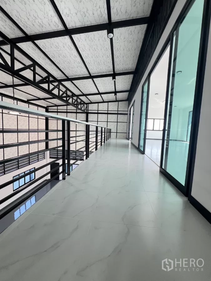 货栈 出售在Lam Luk Ka, Pathum Thani - 夹层走道临玻璃隔间，上方为保温钢桁架屋顶。