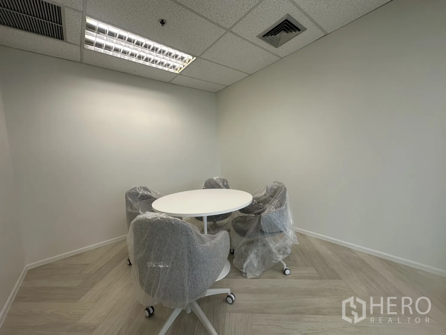 ออฟฟิศ for rent in Sathon, Bangkok - ห้องประชุมโต๊ะกลมขนาดเล็กพร้อมเก้าอี้บุนวมสี่ตัวโทนสีเรียบ