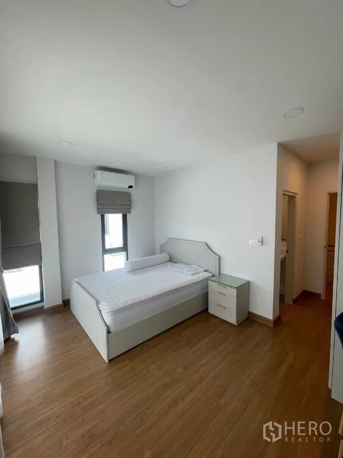 独立式住宅 出租在Bang Phli, Samut Prakan - 采光充足的卧室，带床头柜并连通卫浴或更衣区。