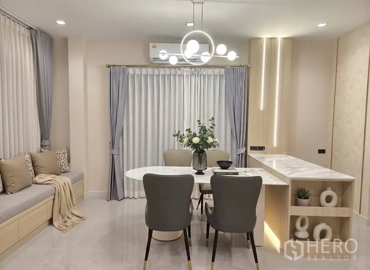 บ้าน for rent or sale in Bang Phli, Samut Prakan - มุมทานอาหาร โต๊ะท็อปหินอ่อน โคมไฟแขวน และเบาะนั่งริมหน้าต่างบิลท์อิน