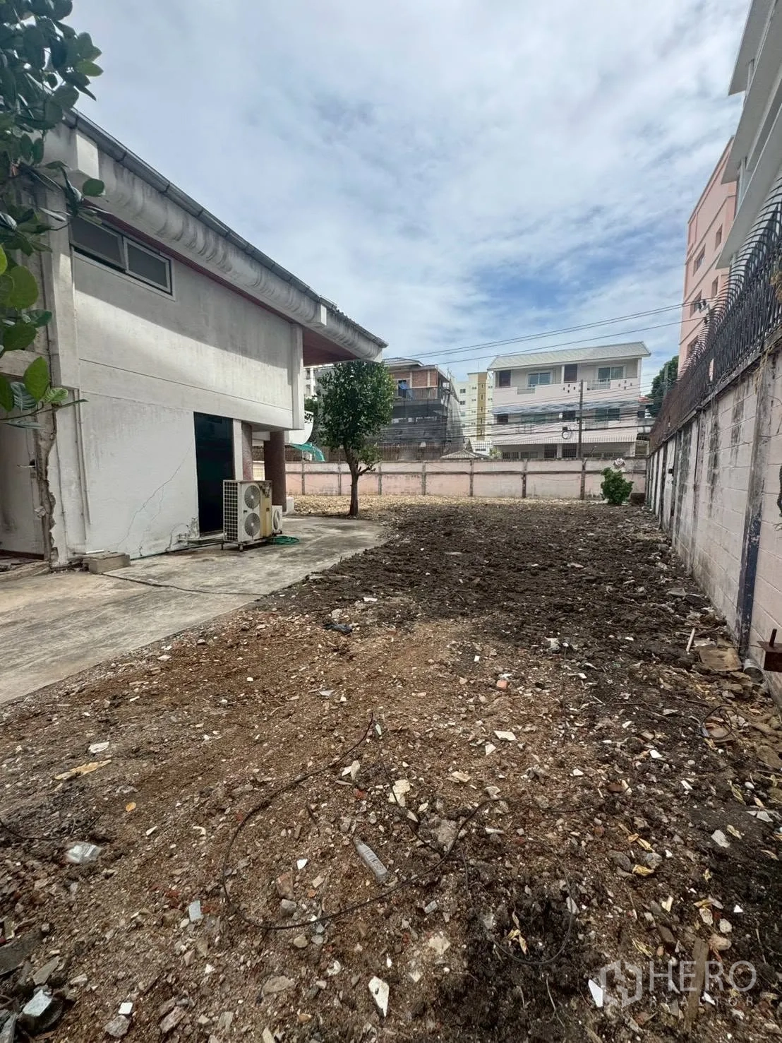 Detached House for rent or sale in Watthana, Bangkok - Long cleared garden plot beside the house within boundary walls.