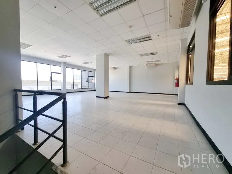 工厂 出租在Bang Pakong, Chachoengsao - 采光良好的二层办公区，瓷砖地面、吊顶与大面积窗户。