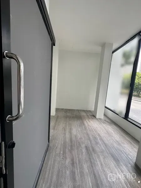 พื้นที่ขายปลีก ให้เช่าในBang Rak, Bangkok - โถงหน้าร้านแบบยาวติดถนน พร้อมประตูกระจกและช่องแสง.