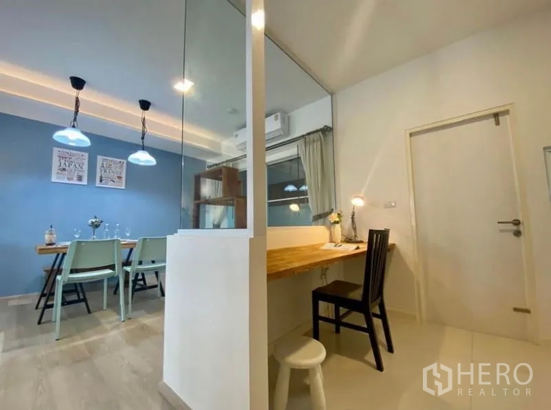 ทาวน์เฮาส์ ให้เช่าในBang Phli, Samut Prakan - มุมรับประทานอาหารพร้อมโคมแขวน และมุมทำงานหลังฉากกั้นกระจก