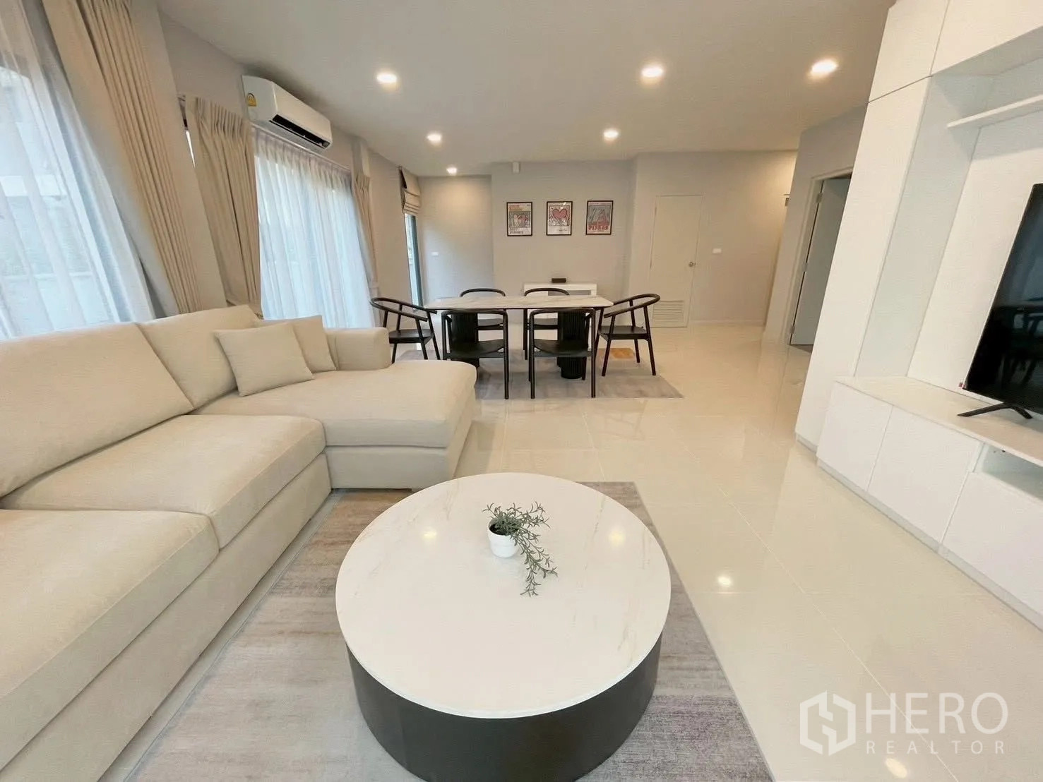 Detached House for rent in Bang Phli, Samut Prakan - Open-plan living and dining area with big windows and glossy tiled floors.