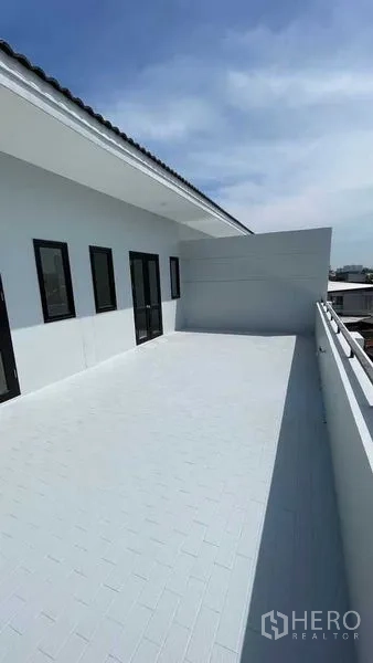 联排别墅 出售在Prawet, Bangkok - 大型屋顶露台，瓷砖地面与城市景观。