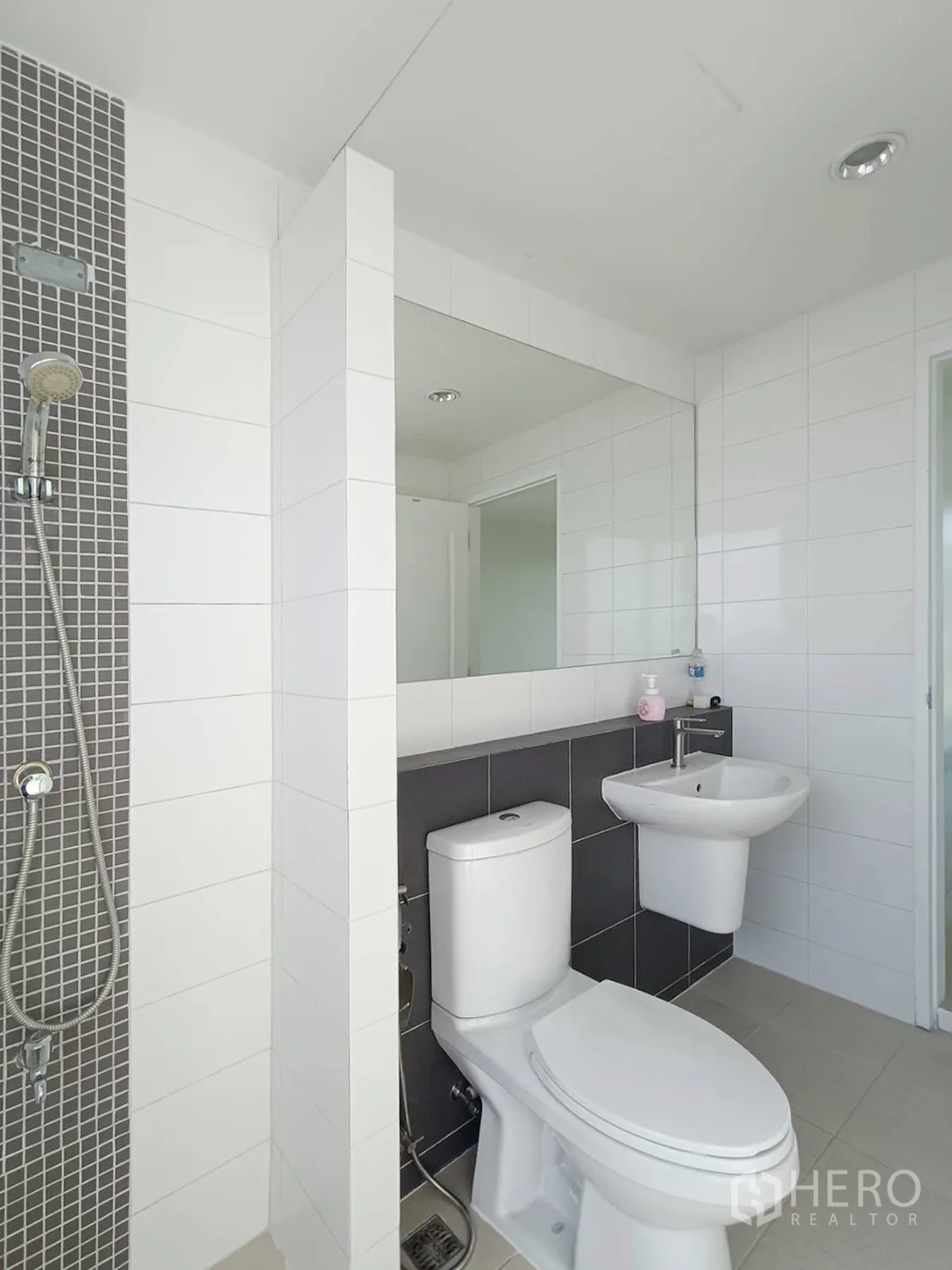 带办公室的家 for rent or sale in Prawet, Bangkok - 卫浴角度图，步入式马赛克淋浴、马桶与壁挂面盆。