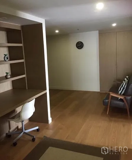 คอนโด ให้เช่าในWatthana, Bangkok - ห้องอเนกประสงค์พร้อมโต๊ะทำงาน ชั้นวางของ เก้าอี้ และโซฟา พื้นไม้