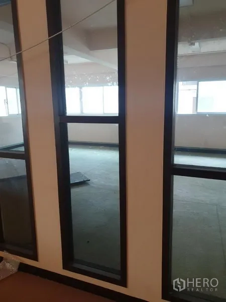 สำนักงาน ให้เช่าในKhlong Toei, Bangkok - ผนังกระจกกั้นห้องประชุม แสงธรรมชาติส่องถึง