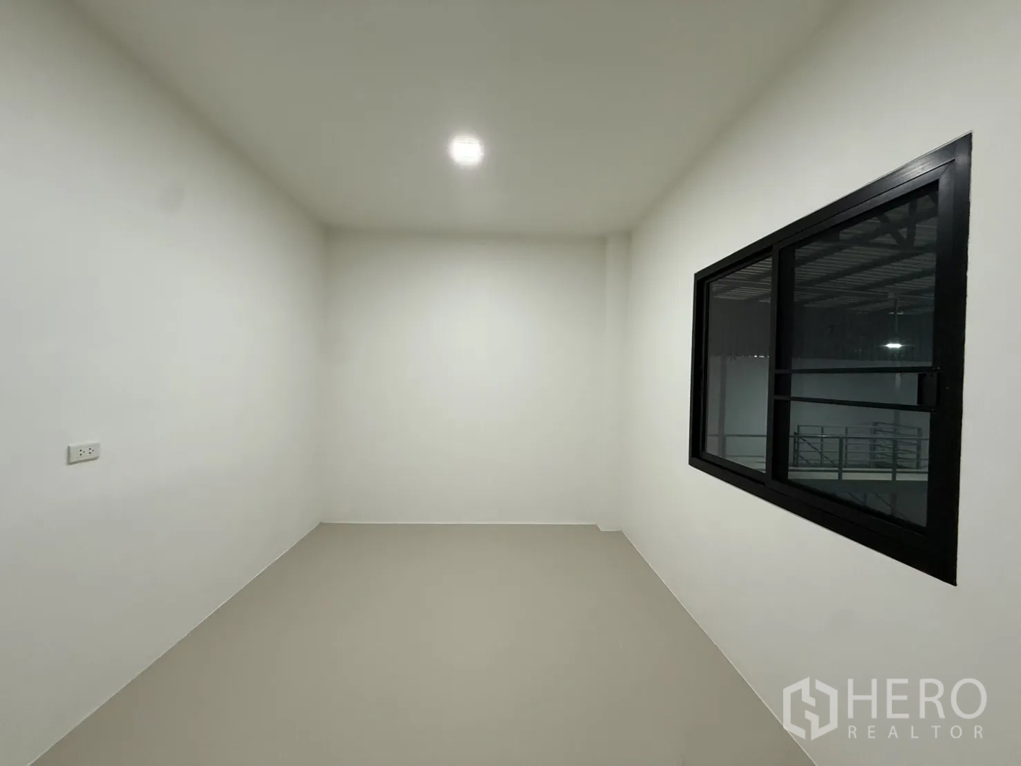 โกดัง for rent in Lam Luk Ka, Pathum Thani - ห้องทำงานโล่งมีช่องกระจกมองเข้าโกดัง