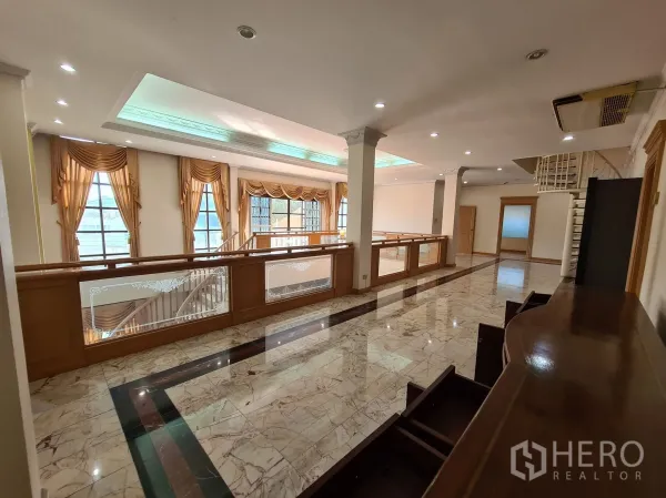 บ้าน ขายในChatuchak, Bangkok - โถงชั้นบนพร้อมไฟดาวน์ไลท์ พื้นหินอ่อน และราวระเบียง