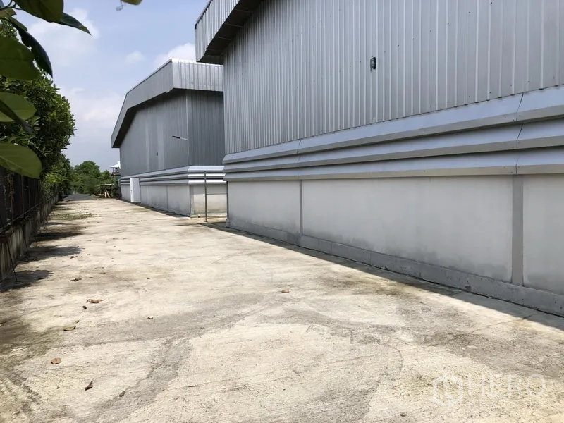 Warehouse for rent in Lat Lum Kaeo, Pathum Thani - Rear access lane around the warehouse for easy truck circulation.