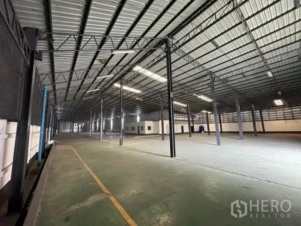 货栈 出租在Khan Na Yao, Bangkok - 金属桁架屋顶的大型仓储区，地面划线与内置办公室。