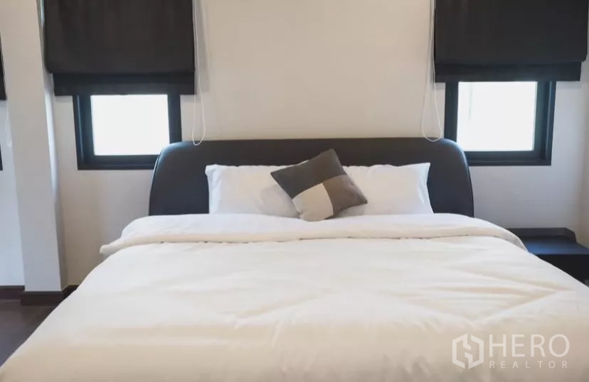 Detached House for rent in Bang Phli, Samut Prakan - Built-in vanity nook with round mirror, stool and wood finishes.