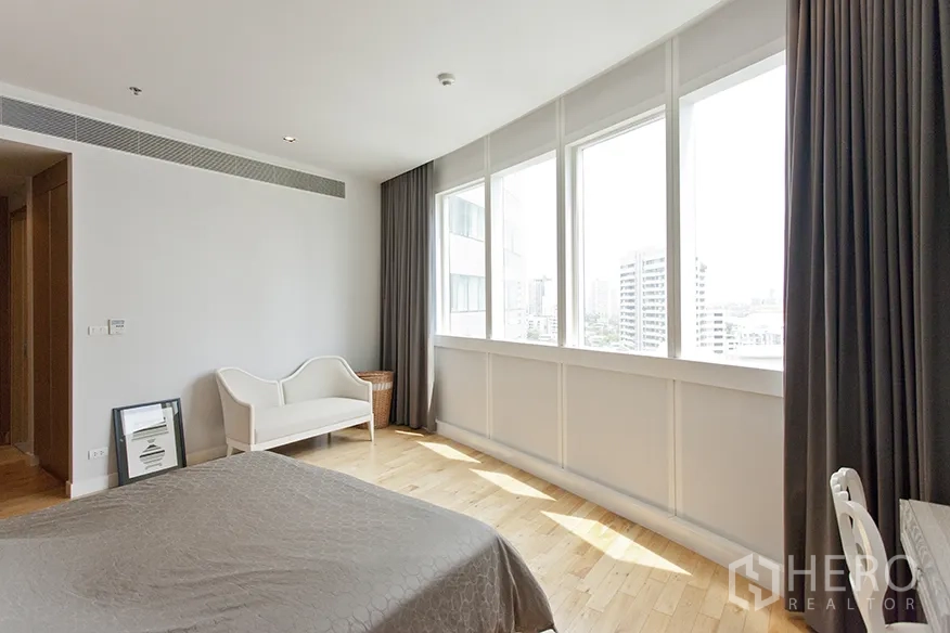 คอนโด ให้เช่าในKhlong Toei, Bangkok - ห้องนอนหลักแสงธรรมชาติเต็มห้อง หน้าต่างบานกว้าง พื้นไม้ วิวเมือง