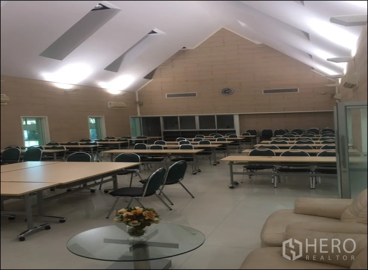 工厂 出售在Mueang Samut Sakhon, Samut Sakhon - 培训或会议室，多组课桌椅，斜屋顶设计。