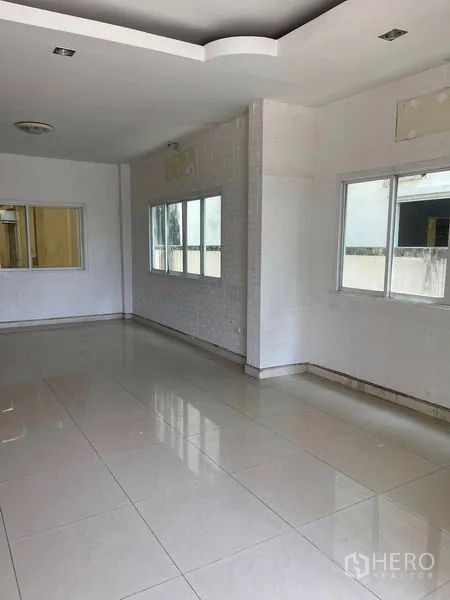 คลังสินค้า ให้เช่าในSamut Sakhon - พื้นที่ออฟฟิศหรือโชว์รูมแบบเปิด พื้นกระเบื้องเงา มีหน้าต่างหลายบานรับแสงธรรมชาติ