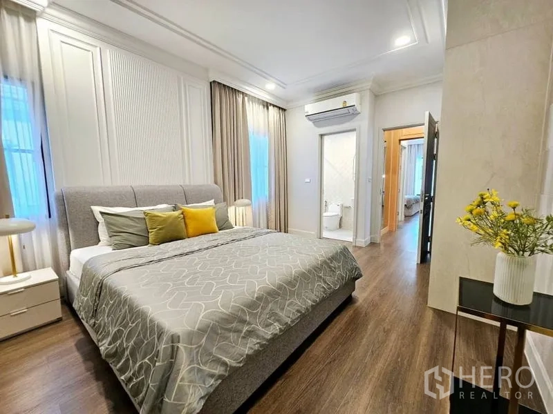 บ้าน ให้เช่าหรือขายในSaphan Sung, Bangkok - ห้องนอนเชื่อมต่อห้องน้ำในตัว ผ้าม่านซ้อนชั้น และโทนสีอบอุ่น