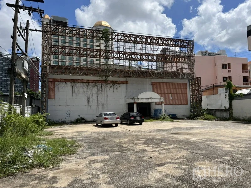 货栈 出租在Bang Kapi, Bangkok - 仓库外立面与大型停车空地，背景为邦加皮城市景观。