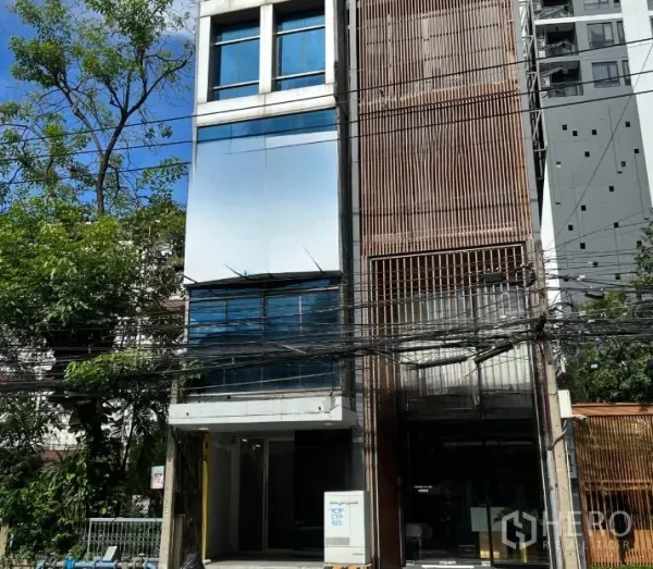 พื้นที่ขายปลีก ให้เช่าในWatthana, Bangkok - อาคารชอปเฮาส์สูง 4 ชั้น ด้านหน้าเป็นกระจกและระแนงไม้ มีต้นไม้และสายไฟด้านหน้า