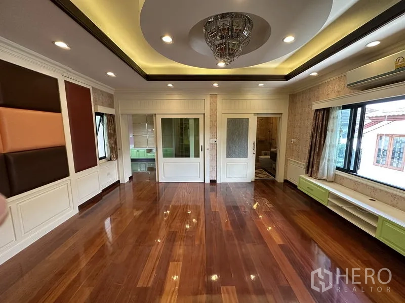 独立式住宅 出售在Lam Luk Ka, Pathum Thani - 主卧套房 天花造型 与套内浴室相连