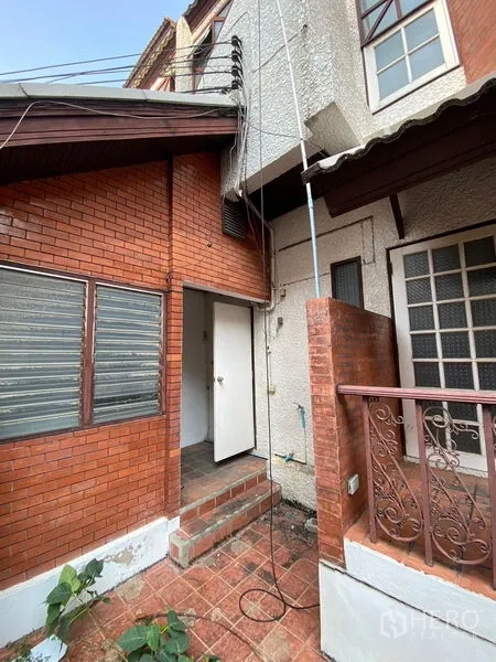 带办公室的家 出租在Pathum Wan, Bangkok - 后方服务区，红砖墙与金属雨棚及台阶