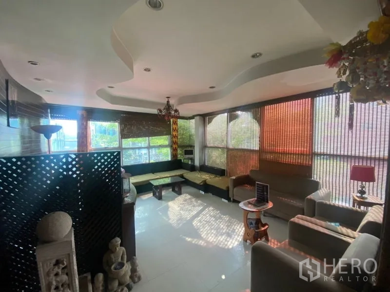 สำนักงาน ให้เช่าในKhlong Toei, Bangkok - เลานจ์มุมกระจกบานใหญ่ โซฟาเข้ามุม และฝ้าเพดานเล่นระดับ