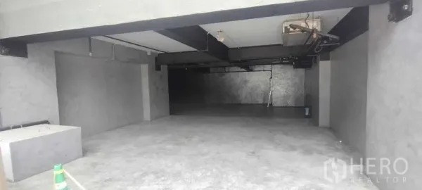 สำนักงาน ให้เช่าในChatuchak, Bangkok - พื้นที่สำนักงานแบบโล่ง พื้นปูนขัดมัน ผนังคอนกรีต เพดานโชว์คานและงานระบบ