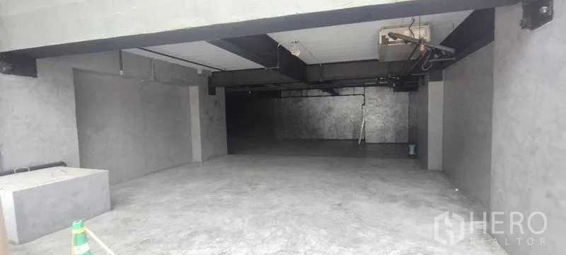 สำนักงาน ให้เช่าในChatuchak, Bangkok - พื้นที่สำนักงานแบบโล่ง พื้นปูนขัดมัน ผนังคอนกรีต เพดานโชว์คานและงานระบบ